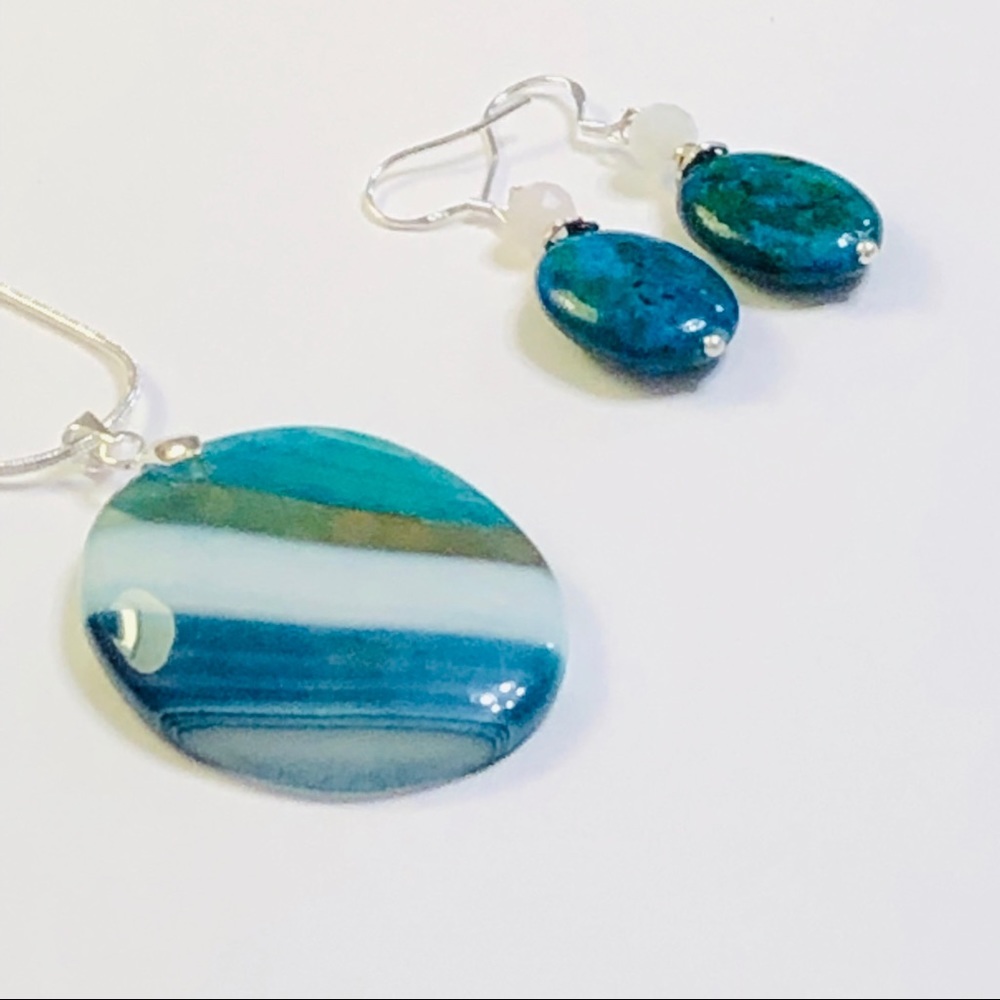NATURAL CRYSTALS Healing Striped Onyx Druzy Necklace & Chrysocolla Earrings - Picture 4 of 8